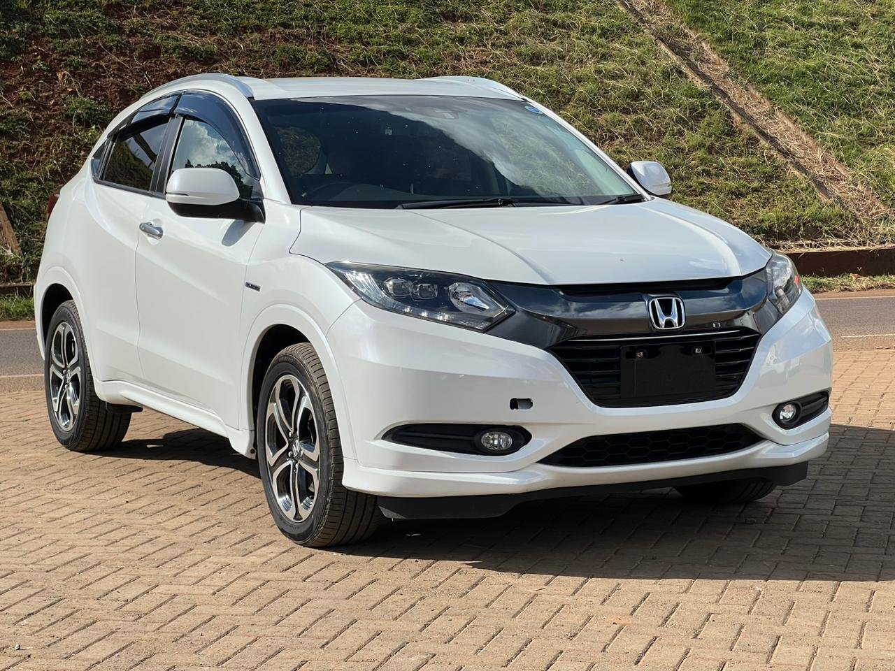 Compact SUV rental Honda Vezel for tourist trips Sri Lanka